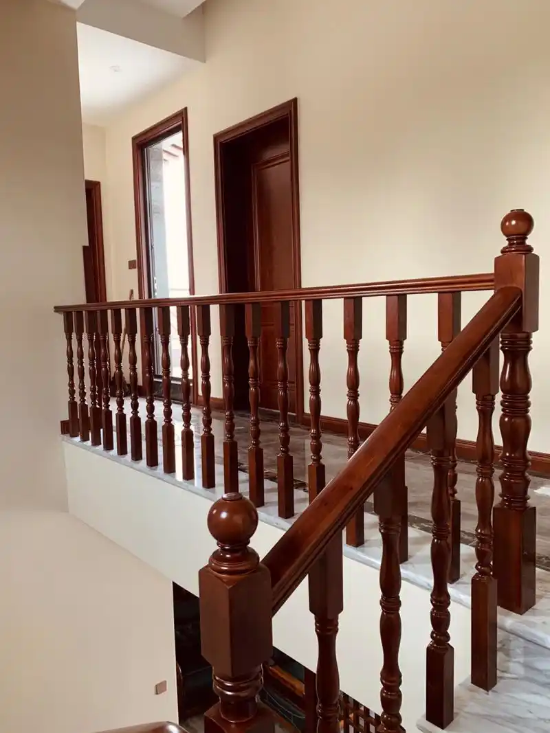 楼梯实木栏杆 石材梯步配上实木栏杆 搭配出来效果都很满意