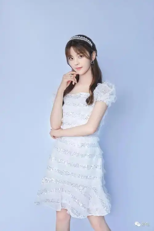 杨超越下车照疯传,实力腿精