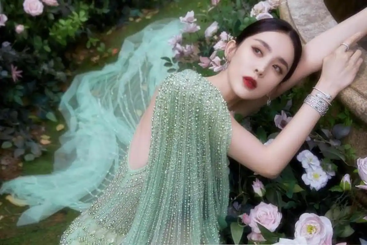 古力娜扎珍珠钻石浅绿薄纱裙太美了,可惜了是个恋爱脑,其实我觉得她和