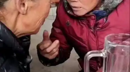 大妈嚼舌根无水印素材