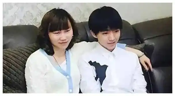 王俊凯恋爱传闻疑云,与经纪人杨柳恋情曝光!_明星_形象_公众