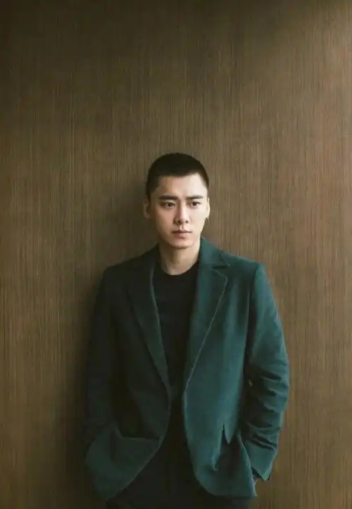 李易峰寸头造型干净利落 身穿墨绿色西装外套英气十足