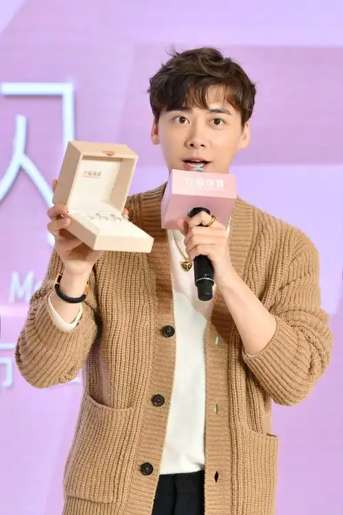 六福珠宝全球代言人李易峰化身"钻石体验官" 开启爱的放闪时刻