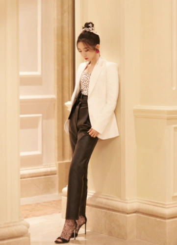 孟美岐又带火全网最贵的渔网鞋鞋面镶满碎钻普通驾驭不来