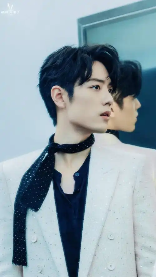 肖战#|#肖战壁纸#谁说男明星的红毯造型只能是黑色～肖总的各色造型