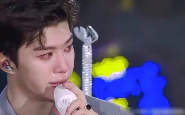 范丞丞室内吸烟被抓拍?其粉丝曾diss王源抽烟,人设要崩塌?_网易订阅