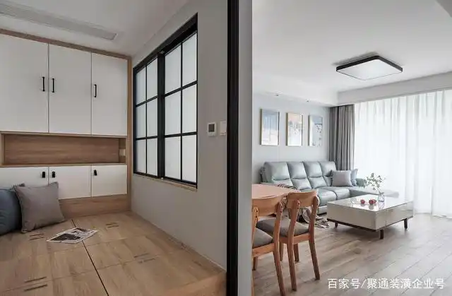 为了能够让偶尔留宿的父母或者朋友有舒适的卧室使用,从餐厅借空间