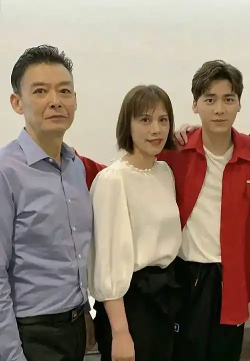 赵露思爸爸帅度酷似韩星,肖战神韵和爸爸一模一样_妈妈_微博_赵露思