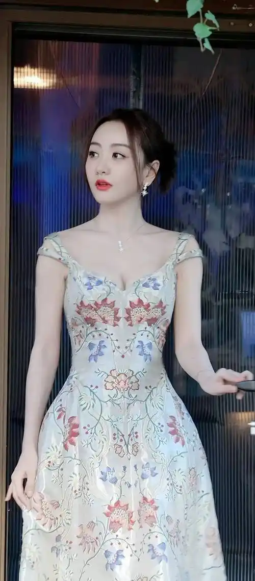 【杨蓉性感活动美图】深v鲜花裙,典雅的东方美,温婉的花仙子_时尚