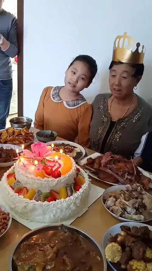 妈妈过生日,爸爸的歌曲跑掉了,给两个宝贝儿都带沟里了