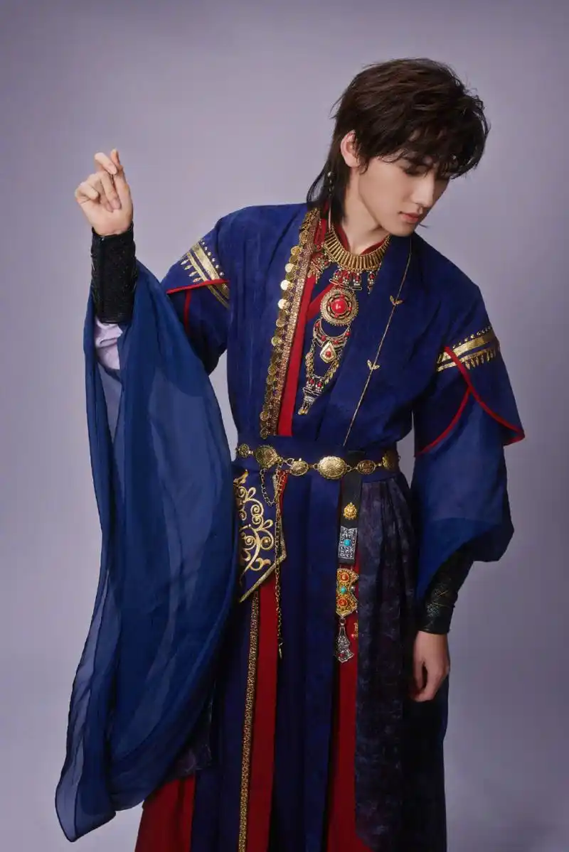 宋亚轩喉结# #宋亚轩喉结杀# 金光闪闪的小苗@时代少年团宋亚轩 喉结