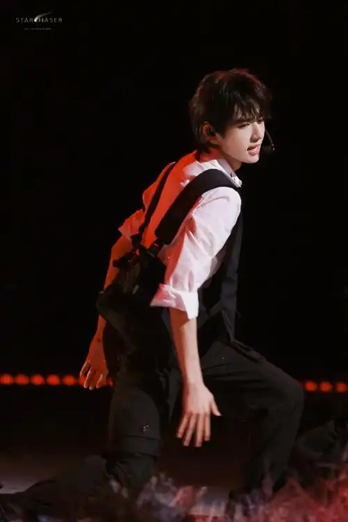 97@时代少年团-宋亚轩#不设限毕业礼##时代少年团舞台真的燃起来了