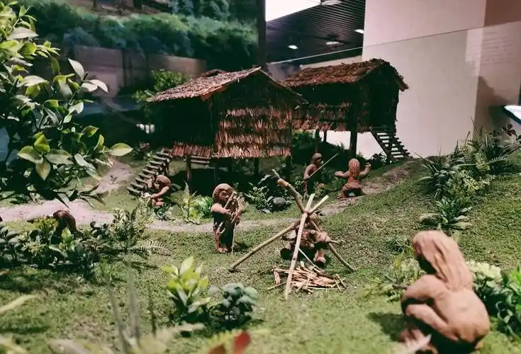 夏天住在巢里,有秫秸类植物当褥子,如果巢真的在树上,那得多大的巢