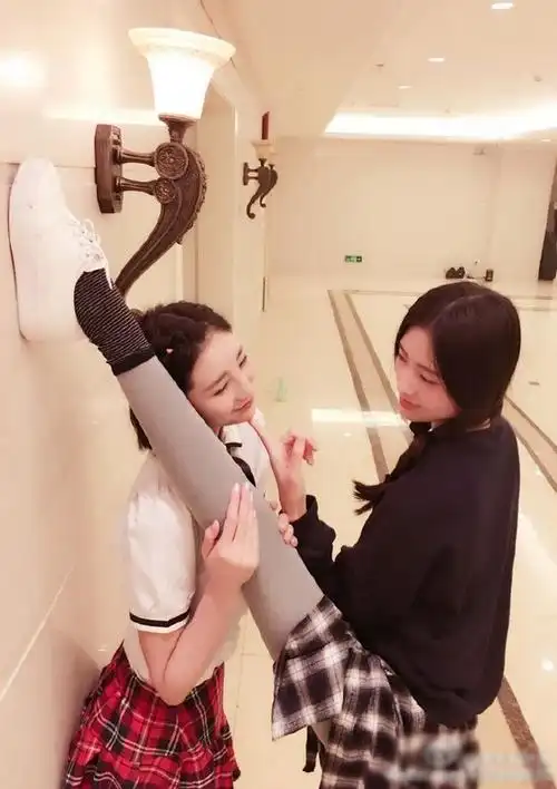 姿势要帅星女郎李叶青一字马腿咚实力撩妹