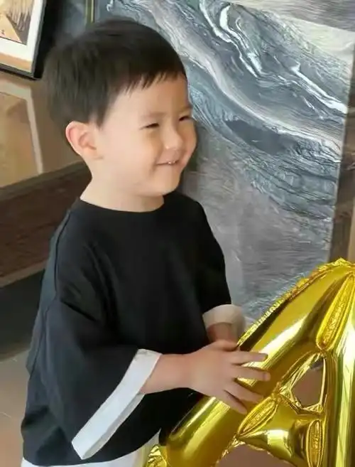 我们也希望沈腾一家和睦幸福,宝宝健康长大!