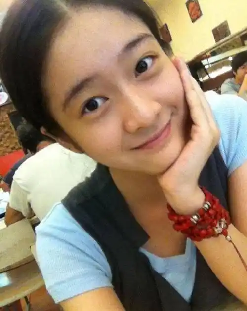 刚出道的张雪迎,雪景中自拍真美,没心没肺,活着不累