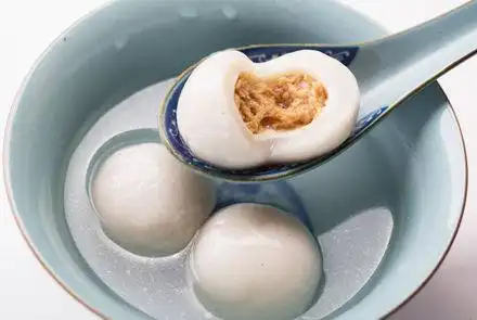 鲜香的肉馅汤圆吃起来也是别有一番风味呢!制作方法:1.