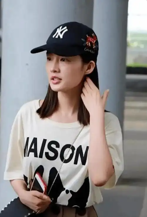 李沁素颜照曝光,网友表示皮肤细腻但面带苦相