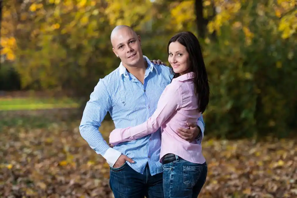 吸引情侣,在秋天期间一起在树林里的对幸福的夫妇站