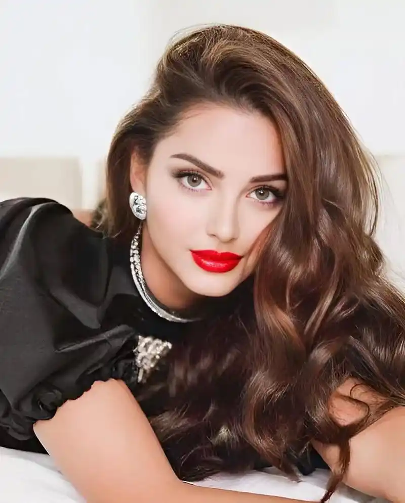 mahlagha jaberi是一位充满魅力的模特和时尚偶像,她的性感形象备受