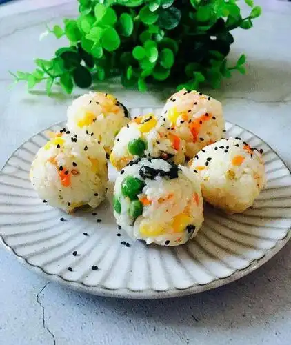 彩色饭团看着就有食欲,颜值高营养也高,孩子吃了有劲还能长高个