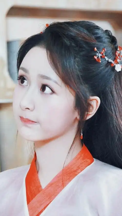 跑龙套嗯 跑龙套导演:就这样等一会儿杨紫拍好古装杂志,我就告诉她 丽