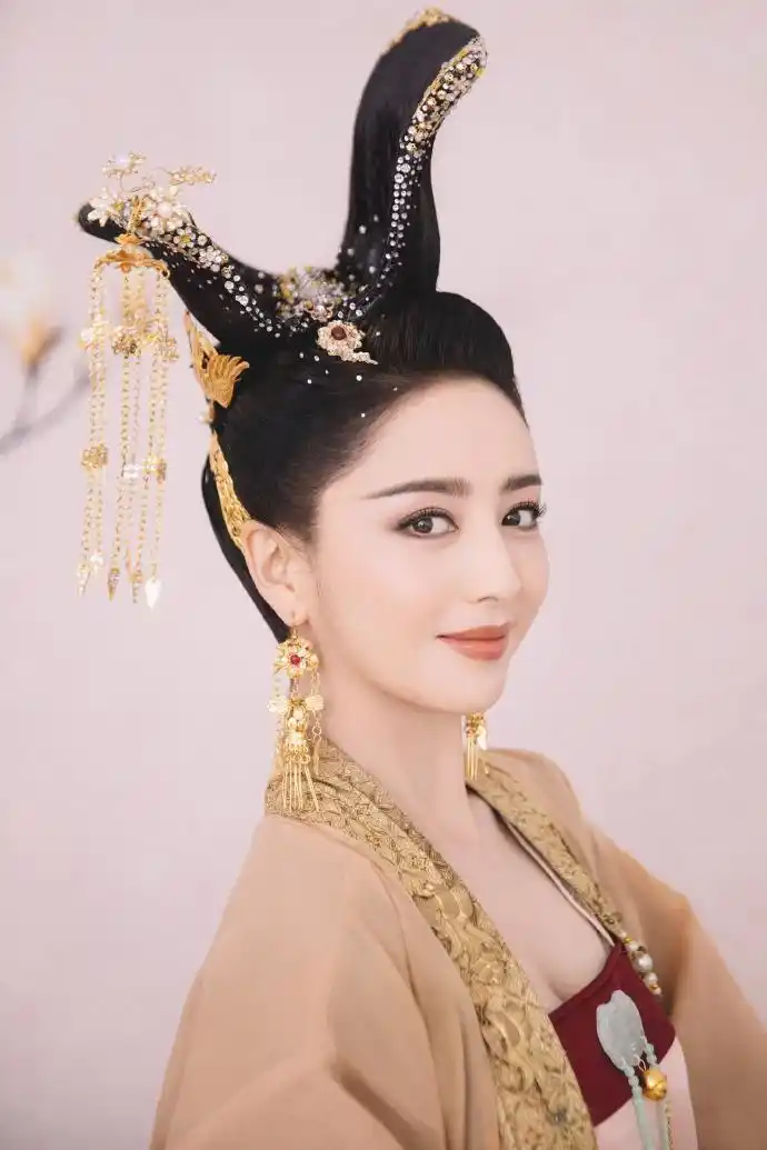 佟丽娅穿金色古装眉目如画,优雅浅笑尽显女神风韵