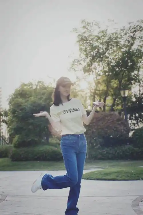 搜狐娱乐讯 4月29日,景甜工作室发布一组景甜生活照.