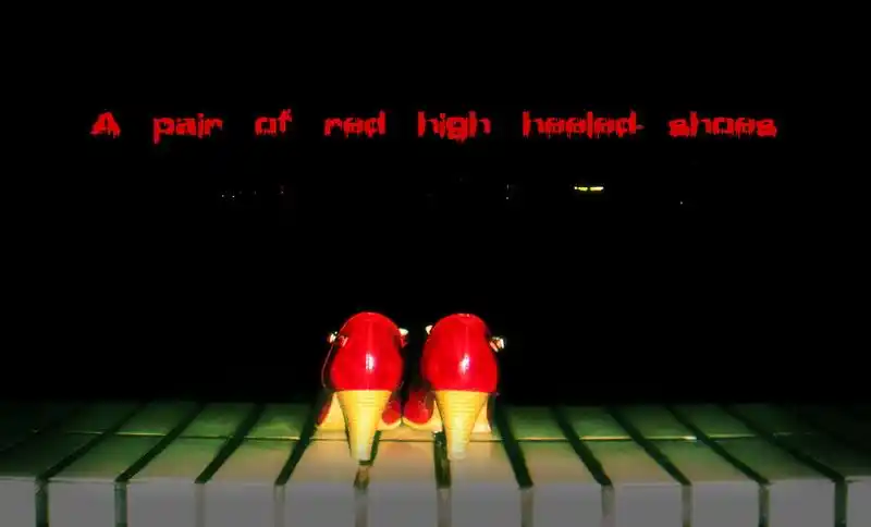 一双红色高跟鞋