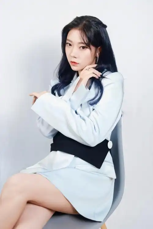 张紫宁zining身着水蓝色西装裙,一半优雅一半干练.