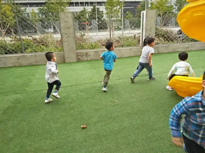 今天孩子们去户外玩耍,又蹦又跳,可开心了.