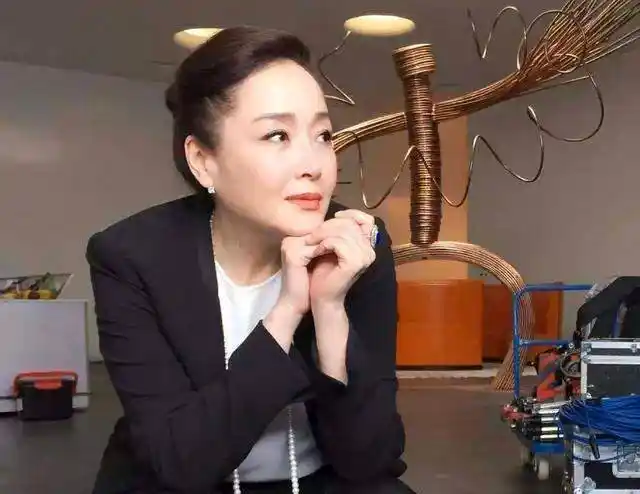 原创喜迎63岁生日香港女星恬妞罕见晒照打扮时尚时尚犹存