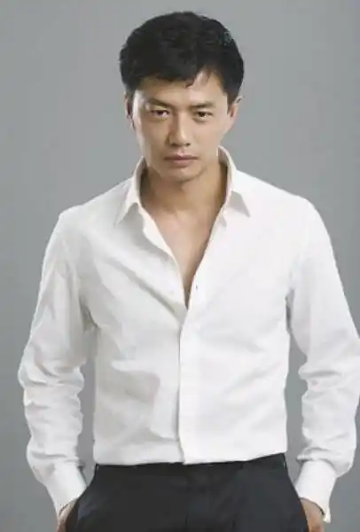 从高二,段奕宏便开始考取中心戏剧学院.