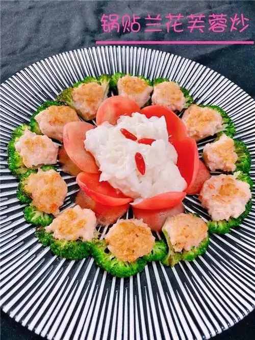 连续几年,他几乎每个月都坚持创新菜品,并且在后厨自做自拍,多次在红