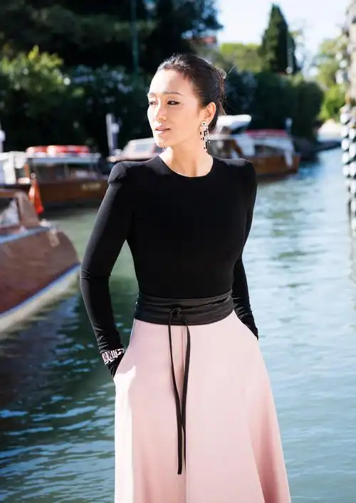 巩俐粉色曳地长裙亮相威尼斯电影节新作兰心大剧院定档1207