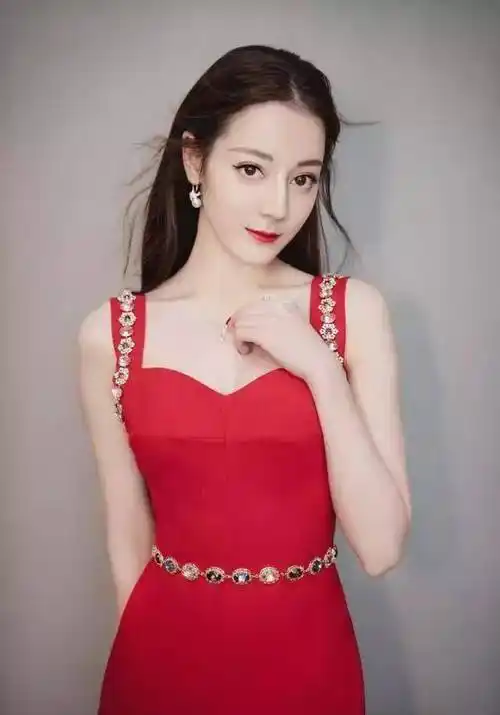 原创迪丽热巴礼服搭配的首饰惊艳无比果然没有最美只有更美的女子