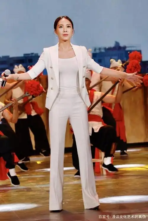 歌手云朵现在人气颇高,她原本不是专业歌手,也未受过专业训练,是歌手