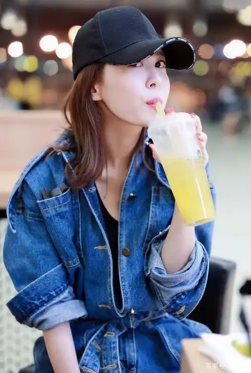 "美嘉"李金铭现身机场 牛仔连体裤配粉色运动鞋 少女感十足