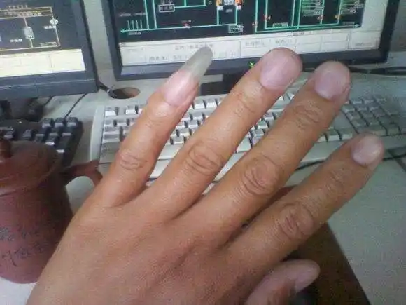 有些男生喜欢留一根长指甲不知道是什么心理,弹拨乐器难道不是拨片更