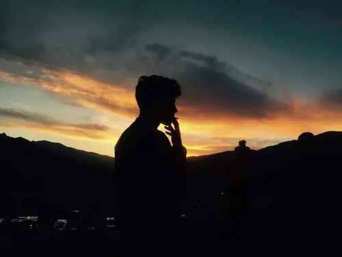 他们很累,知道抽烟不对,只是精神憔悴.