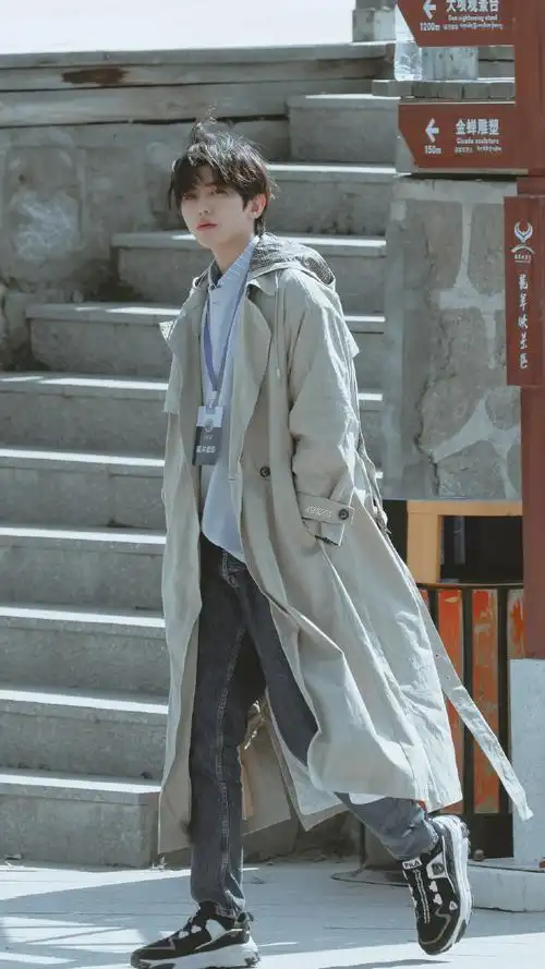 蔡徐坤风衣造型
