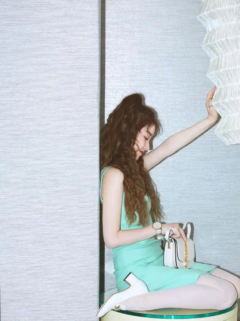姜贞羽薄荷绿礼服性感图片写真