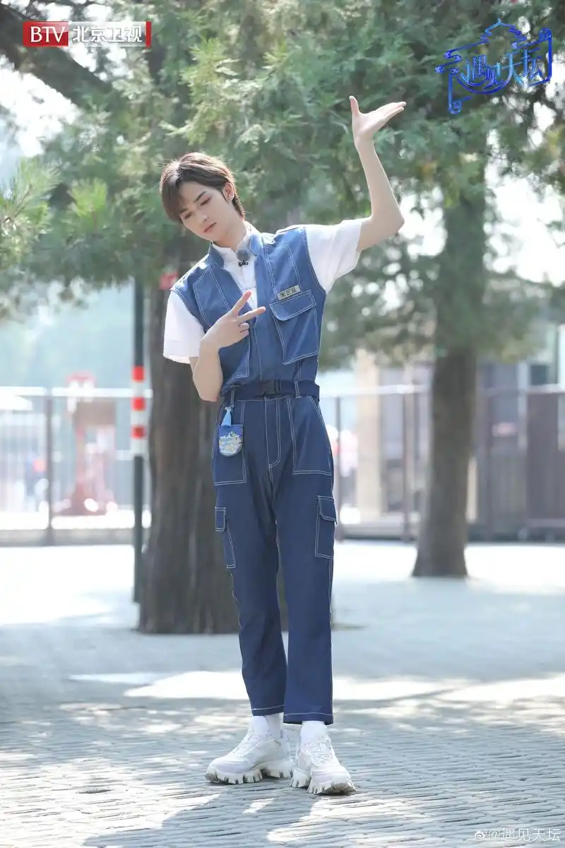 朱正廷遇见天坛官图更新模仿古树合影感受百年历史