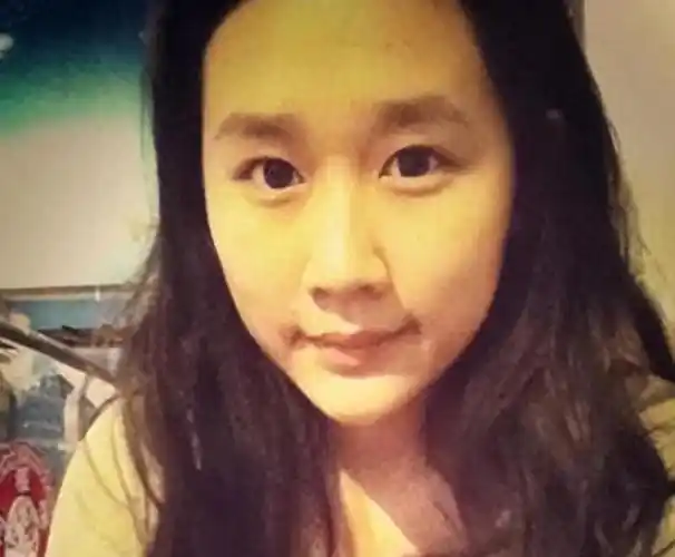 他真挚的追求深深触动了杨娜,于是她决定给这个毛头小子一个机会.