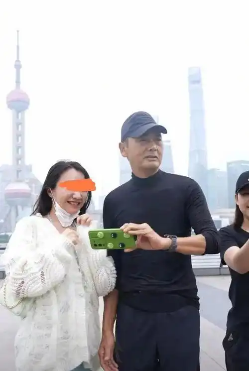 6768岁周润发晨跑合影惹争议与路人合照变脸快却被骂上热搜