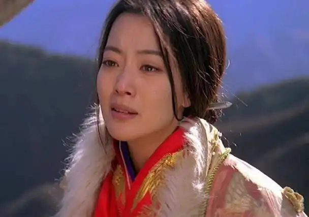 《神话》女主金喜善败了?42岁还学00后穿衣,承认老了很难吗