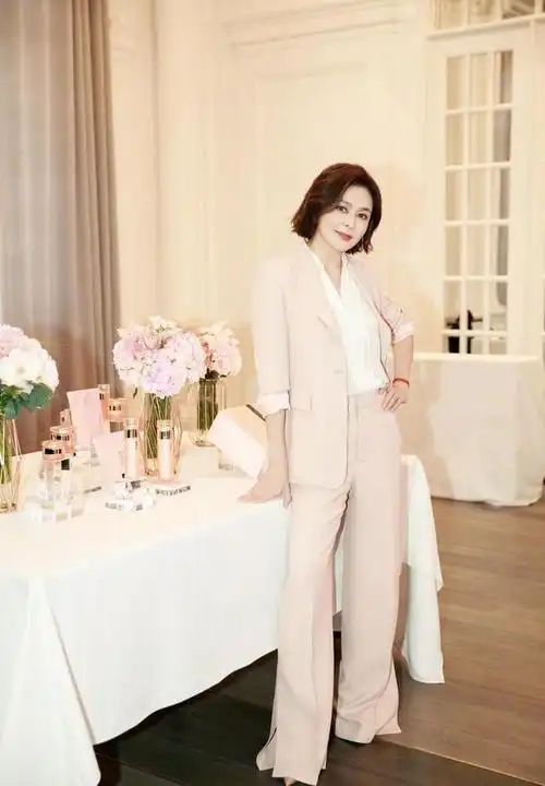 关之琳发腮成大婶但腰细腿长仍有女神样穿白裙减龄又洋气