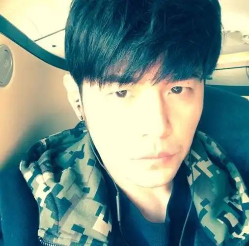 周杰伦在某社交媒体晒照我是一个多么年轻的人