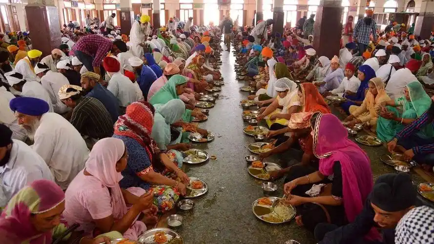 印度最大免费食堂每天同时100000人吃饭而且吃住全免费