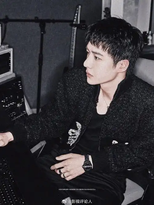 鼻子决定了颜值的上限#请欣赏大帅哥的神级侧颜和名品鼻子王一博邓Ё